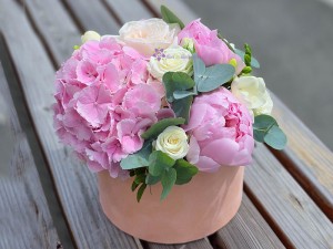 Bujori si Frezii - cutie cu flori